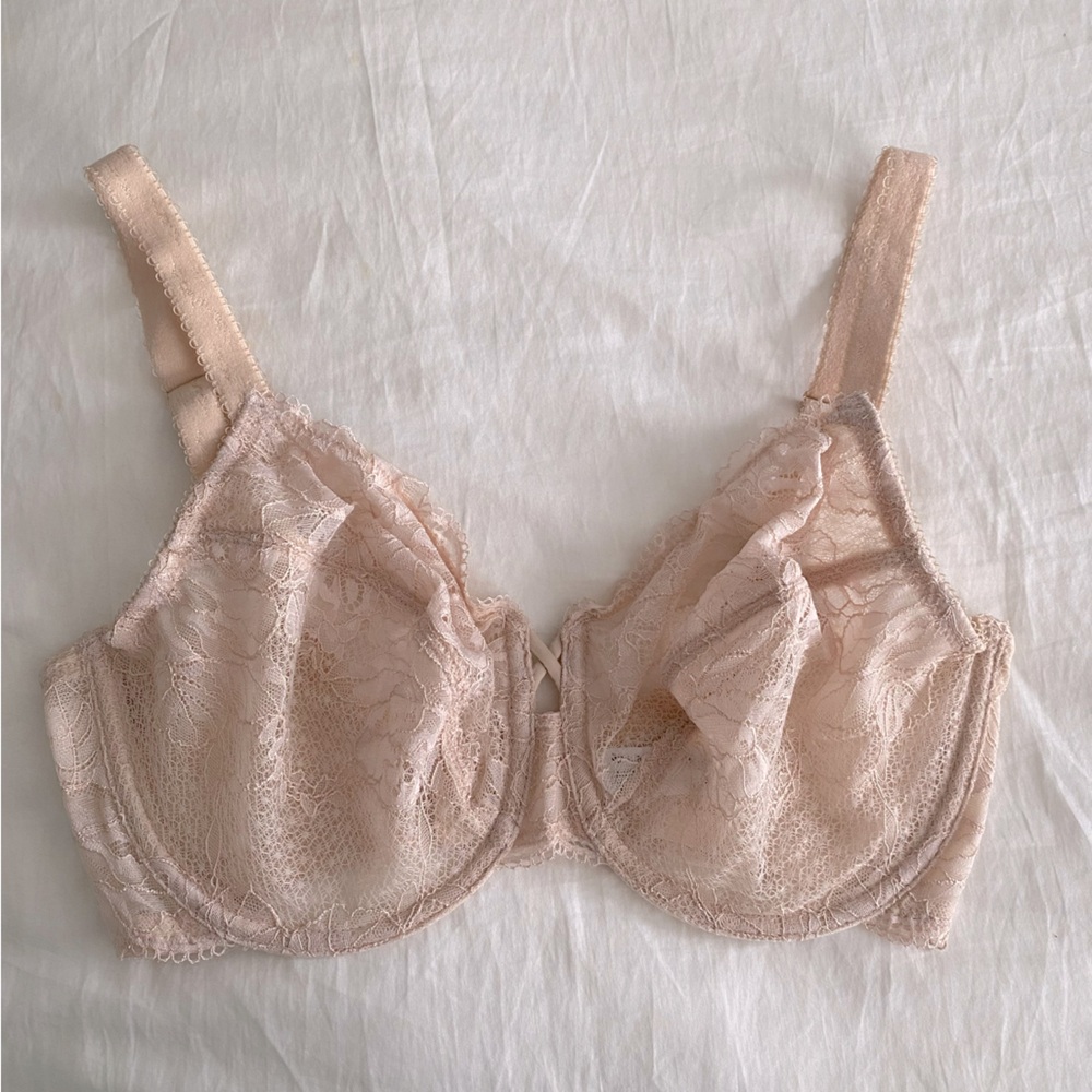 Unlined Wacoal bra, pale nude lace, size 32DDD. Very classy, classic, feminine.